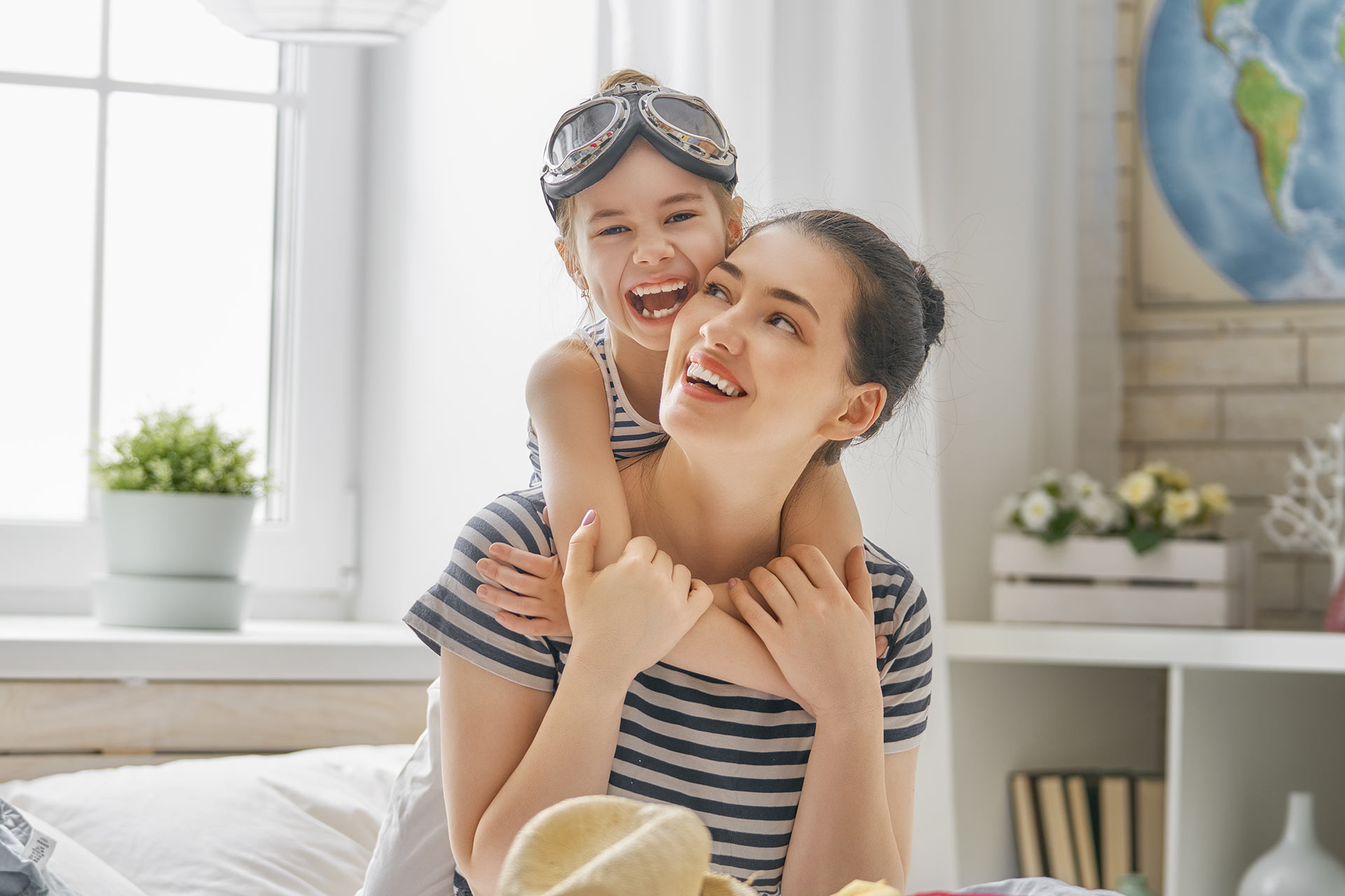 Mãe abraçando a filha com carinho, representando cuidado, proteção e vínculo familiar