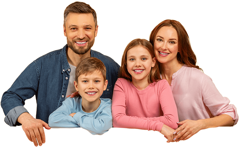 Família feliz reunida em casa, transmitindo segurança, união e bem-estar