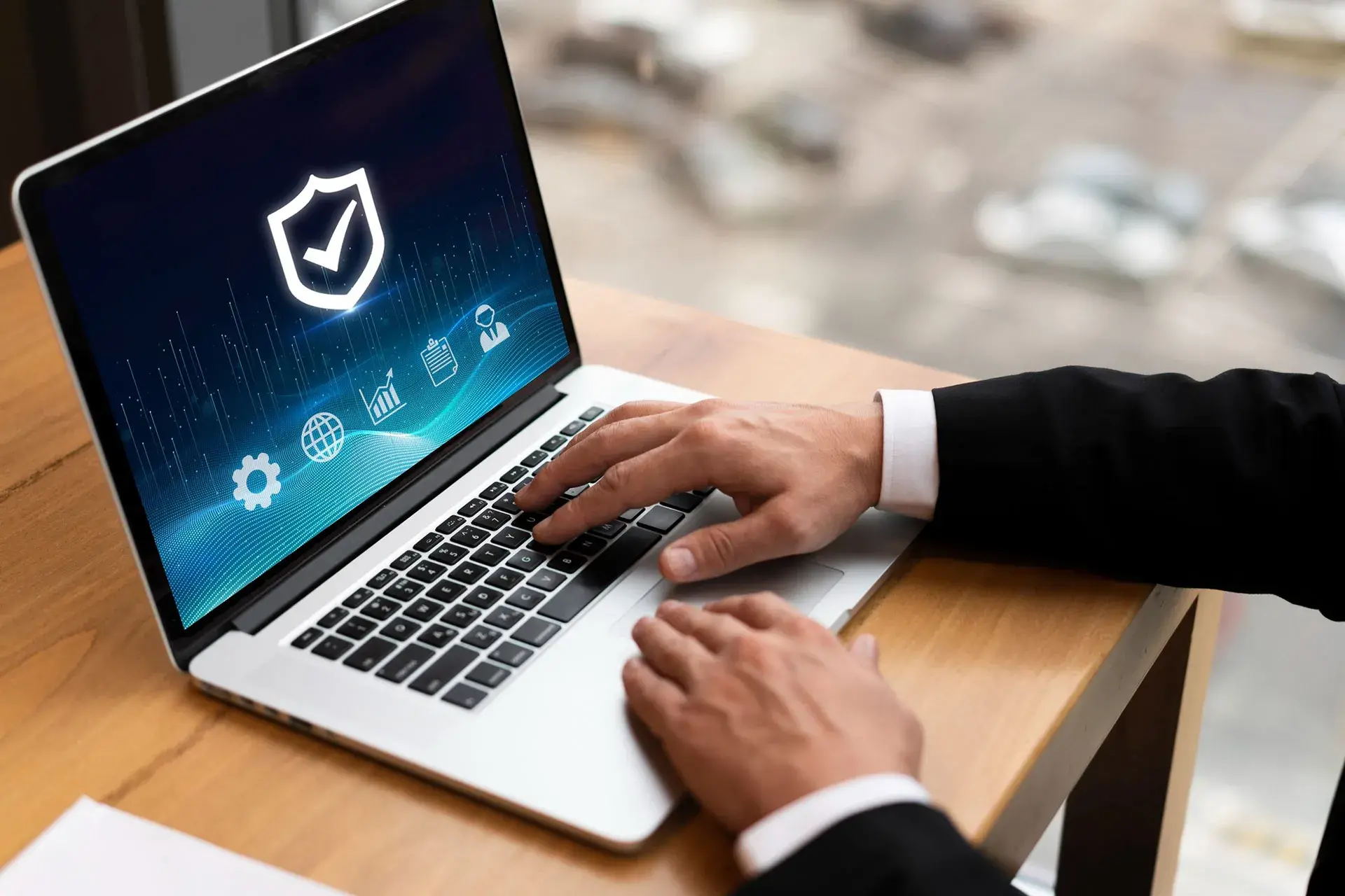 Pessoa digitando no notebook, representando busca por soluções de seguros personalizadas