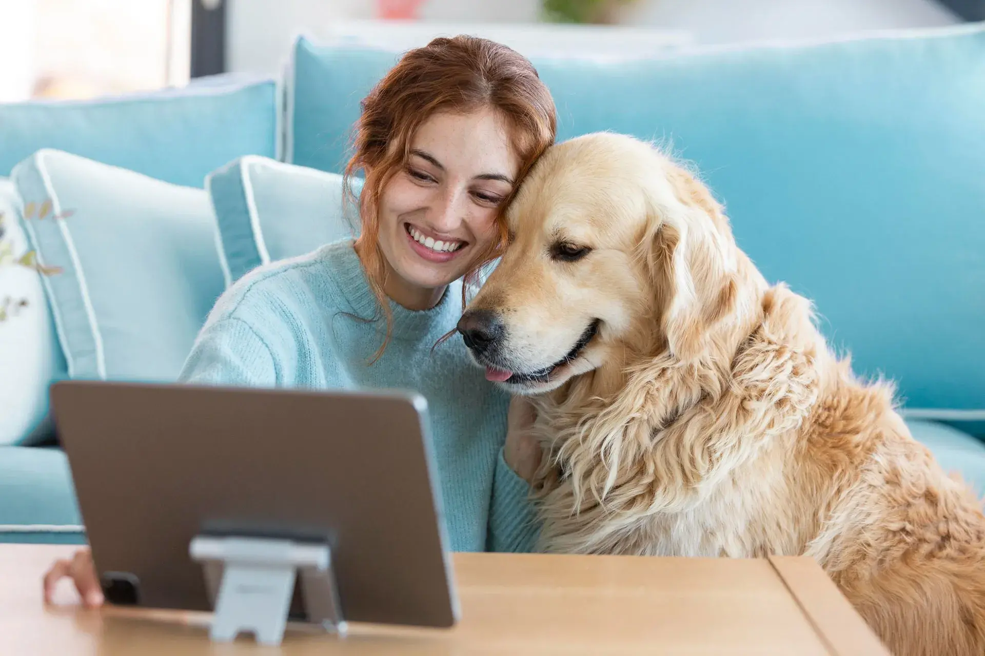 Mulher sorrindo enquanto abraça seu cachorro, transmitindo carinho e proteção